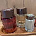 大宮大勝軒 - 調味料は有りますが使った事が有りません。