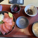 寿司居酒屋 まるがまる - まぐろ中トロ・赤身の食べくらべ丼  2,000円