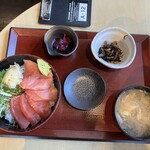 寿司居酒屋 まるがまる - あら汁はお代わり自由