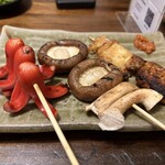 炭火やきとり 酒房 さかつね - タコちゃんウインナーも楽しい椎茸はこの軸が硬くなく噛みごたえが良いのです。