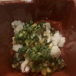 弥之助 - 付き出し。鶏皮にニラその他の薬味