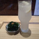 中華蕎麦 とみ田 - 極上生レモンサワー松戸産レモン700円と鳴門産わかめ