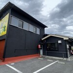 我と俺 - 外観。赤ちょうちんの扉が入り口