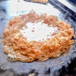 鉄板焼ちゃん - 明太もちチーズもんじゃ調理中
