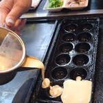 鉄板焼ちゃん - たこ焼調理中