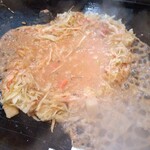 鉄板焼ちゃん - 明太もちチーズもんじゃ調理中
