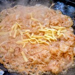 鉄板焼ちゃん - 明太もちチーズもんじゃ調理中