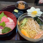 三平食堂 - 料理写真:本日の日替わりセットC"海鮮丼とみそ冷やし中華"¥1000