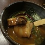 三豊麺 - つけ汁の中のチャーシューアップ