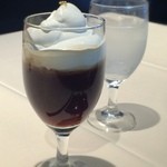 Esupuri - アイス カフェ・ヴィエノワーズ(490円)。パリでは定番だと言われる生クリーム乗せコーヒー。クリームだけでもう激ウマ♡