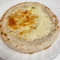 リストランテ・マッサ - 黒トリュフと4種のチーズのピッツァ