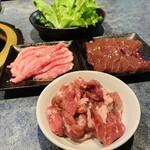 佐々木種畜牧場 - 料理写真:手前が豚サガリ塩味550円、奥左がサチク麦王幻カルビ770円、奥右が豚レバー素味550円、有機サンチュ385円