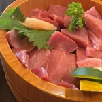 宅配弁当・食堂 たばご屋 - 裏側は赤身が敷き詰められてます