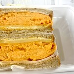 サンダウナー トーキョー オムレツ - タカシマヤ催事にて。2年程前に逗子に11時すぎに予約なしで伺ったら今予約だと17時入店ですと言われて撃沈。やっとリベンジ。卵ずっしり贅沢で美味しいです。さすが。半分でお腹いっぱい。ツナも食べてみたいけど半分お持ち帰りになりそう。そして1700円は私には高価かなぁ