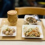 J's Store - 1600円：D Set
① ソムタム（パパイヤサラダ）
② イーサーンソーセージ
③ ラープムー（豚挽肉の辛味和え）
④ カオニャオ（蒸し餅米）