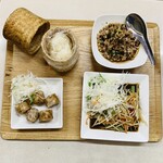 J's Store - 1600円：D Set
① ソムタム（パパイヤサラダ）
② イーサーンソーセージ
③ ラープムー（豚挽肉の辛味和え）
④ カオニャオ（蒸し餅米）