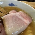 創作麺 ひとすじ - チャーシューは低温調理タイプで燻製ぽい味がしました。