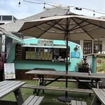 FIVE STAR POKE - フードトラックの前にイートインスペースもあります。