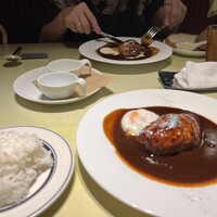 Hamburg Conel - デミグラスソースもたっぷりでとろける卵とも相性抜群です