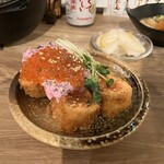 居酒屋燃えた うらめし屋 赤羽 - サーモンレアカツ　いくらとタルタルが乗ってて美味しい
