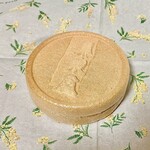 メゾン シーラカンス - 「シーラカンスモナカ 簡易6個（税込￥2,350）」の1個のアップ…