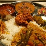 ゼロワンカレー - 魚介はイカ、肉系は豚軟骨。チキンピックル追加。