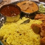 ゼロワンカレー - 左の白いのはカード（自家製ヨーグルト）