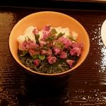 さえ喜 - 加賀野菜の金時草(きんじそう)と戻りカツオと自然薯