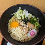 高幡そば - 冷たい鳥中華+生卵。生卵好きな自分だが、冷たい鳥中華には合わないかも。