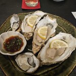 魚貝三昧 彬 - 生牡蠣(小ぶりの牡蠣なので…とミニサイズ2つおまけ)