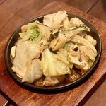 横浜ドラテン - つぶ貝キャベツの酒盗炒め