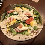 横浜ドラテン - ズワイ蟹と季節のフルーツのサラダ　自家製玉ねぎと柚子のドレッシング