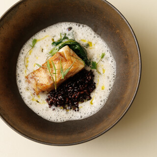 正統フランス料理を踏襲した独創的な一皿をビストロノミー形式で