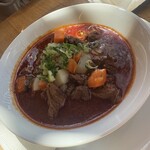 「ミシュカ」キッチン＆バー - グヤーシュ・スープ、ポテトコンフイ（牛肉）