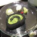 田頭茶舗 - 抹茶竹炭ロールケーキ