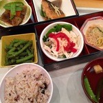 カフェニューズ - 二段重ねの鯖味噌煮弁当：これで650円です