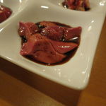 鳥長 - 心臓、砂肝、レバー刺し、ニンニク醤油で4