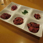 鳥長 - 心臓、砂肝、レバー刺し、ニンニク醤油で1