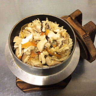 出汁香る「鶏釜飯」をお食事の〆に◆創作メニューも豊富