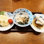 釜めし菜時記 さき亭 - 前菜三種盛り合わせ、ポテトサラダ、モロヘイヤと長芋のお浸し、冷たい茄子の揚げ出し