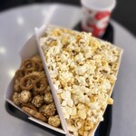 イオンシネマ - 料理写真:◯プレミアムミックスポップコーン¥900
…バターしょうゆ味／キャラメル＆プレッツェル

BOXティッシュ2箱分はあるんじゃないかと思うほど…
大きなBOXで登場！（；゜０゜）