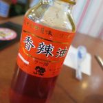 カウボーイカレー - 辛さが足りなければと持ってきてくれたラー油