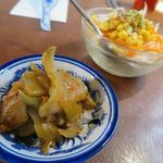 カウボーイカレー - 付け合せはザーサイのアチャール