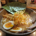 麺酒場 でめきん - でめきん味噌ラーメン９００円　野菜の旨みと優しい味噌味、麺がちぢれ中麺だったのは驚きました。