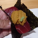 六本木きんめ鮨 - 老舗海苔店の極上海苔を使った 本鮪赤身漬けと白雲丹の手巻き