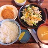 宝家 - 日替わり定食700円（肉野菜炒めとメンチカツ）