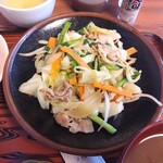 宝家 - 日替わり定食700円（肉野菜炒めとメンチカツ）