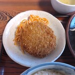 宝家 - 日替わり定食700円（肉野菜炒めとメンチカツ）