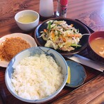 宝家 - 日替わり定食700円（肉野菜炒めとメンチカツ）