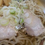多良福 - ネギとチャーシュー、海苔、メンマがトッピングされてます✨️